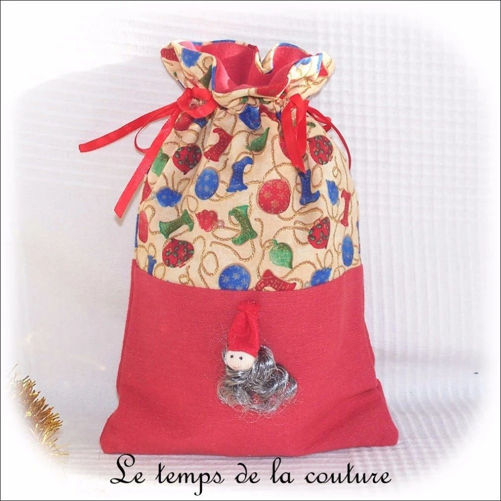 Noël - Sac Cadeau - Sac Pochon - Ton Rouge Et Imprimé Motif Noël - Fait Main. 1 Noël - Sac Cadeau - Sac Pochon - Ton Rouge Et Imprimé Motif Noël - Fait Main.