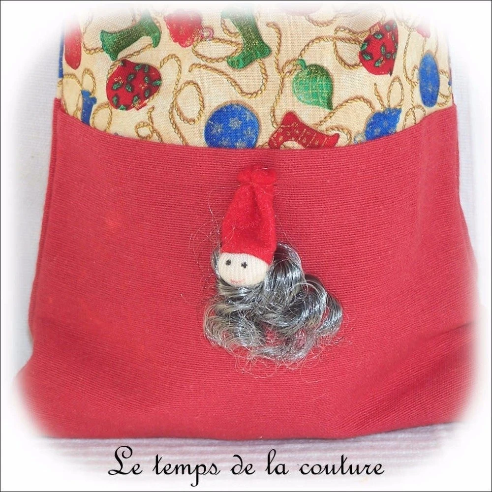 Noël - Sac Cadeau - Sac Pochon - Ton Rouge Et Imprimé Motif Noël - Fait Main. 2 Noël - Sac Cadeau - Sac Pochon - Ton Rouge Et Imprimé Motif Noël - Fait Main. – Image 2