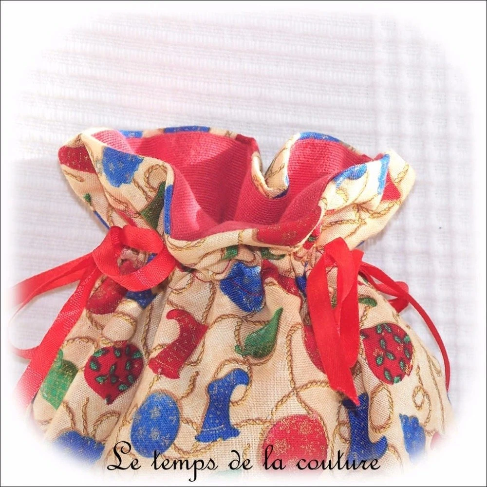 Noël - Sac Cadeau - Sac Pochon - Ton Rouge Et Imprimé Motif Noël - Fait Main. 3 Noël - Sac Cadeau - Sac Pochon - Ton Rouge Et Imprimé Motif Noël - Fait Main. – Image 3