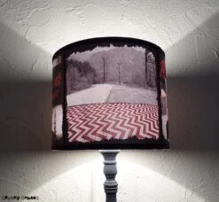 Abat Jour Vintage Pour Lampe à Poser Christmas In Twin Peaks - Diamètre 25 Cm - Hiver, Noël, Montagne, Forêt, Chalet, Rouge Et Noir -Papeterie Boutique 1403734 abat jour vintage pour lampe a poser christmas in twin peak 3