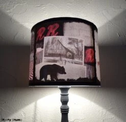 Abat Jour Vintage Pour Lampe à Poser Christmas In Twin Peaks - Diamètre 25 Cm - Hiver, Noël, Montagne, Forêt, Chalet, Rouge Et Noir -Papeterie Boutique 1403734 abat jour vintage pour lampe a poser christmas in twin peak 4
