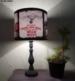 Abat Jour Vintage Pour Lampe à Poser Christmas In Twin Peaks - Diamètre 25 Cm - Hiver, Noël, Montagne, Forêt, Chalet, Rouge Et Noir -Papeterie Boutique 1403734 abat jour vintage pour lampe a poser christmas in twin peak 5