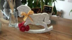 Noël : Cheval En Bois Décoratif.