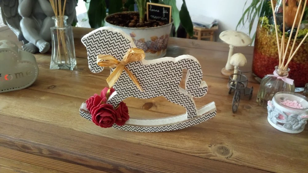 Noël : Cheval En Bois Décoratif. 3 Noël : Cheval En Bois Décoratif. – Image 3