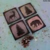 Lot De 4 Dessous De Verre Déco Hiver Scandinave Woods Shadows - Sous Verre En Bois, Animaux, Ours, Sapin, Cerf, Table De Noël, Table De Fête, Chalet