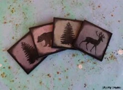 Lot De 4 Dessous De Verre Déco Hiver Scandinave Woods Shadows - Sous Verre En Bois, Animaux, Ours, Sapin, Cerf, Table De Noël, Table De Fête, Chalet -Papeterie Boutique 1437983 lot de 4 dessous de verre deco hiver scandinave woods shado 3