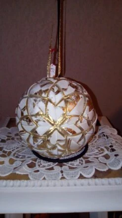 Boule Précieuse De Noël Rosace écru Et Or 13 Cm De Diamètre Fait Main