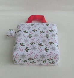 Tote Bag Enfant Fille Jusque 5 Ans, Sac Shopping Marché De Noël, Tissu Houx Et Canne De Sucre D'orge, Idée Emballage Cadeau -Papeterie Boutique 1994079 trousse de toilette maquillage pochette a rabat rangeme 5