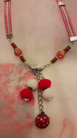 Sautoir Aux Couleurs De Noël Avec Grelot Fraise Et Pompons -Papeterie Boutique 225603 sautoir aux couleurs de noel avec grelot fraise et pompons 2