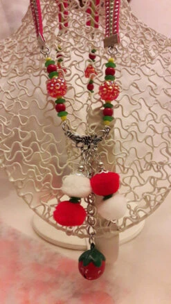 Sautoir Aux Couleurs De Noël Avec Grelot Fraise Et Pompons