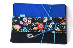 Etui Ordinateur Portable Sur Mesure, Housse Portable Velours Et Lin Avec Rabat, étui Ordinateur Tissu Fleurs, Cadeau Noël Femme 8 Etui Ordinateur Portable Sur Mesure, Housse Portable Velours Et Lin Avec Rabat, étui Ordinateur Tissu Fleurs, Cadeau Noël Femme -Papeterie Boutique 2294295 pochette portable 11 tissu mandalas etui macbook air tiss 3