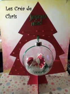 Sapin En Bois à Poser Avec Son Bébé Dans Une Boule De Noël.