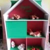 Maison En Bois Avec Décorations De Noël Et Son Bébé En Fimo.