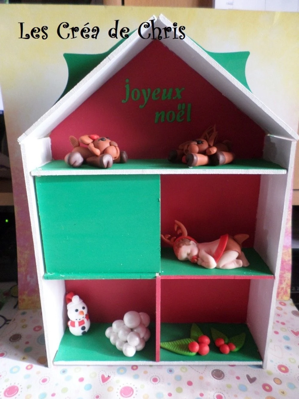 Maison En Bois Avec Décorations De Noël Et Son Bébé En Fimo. 1 Maison En Bois Avec Décorations De Noël Et Son Bébé En Fimo.
