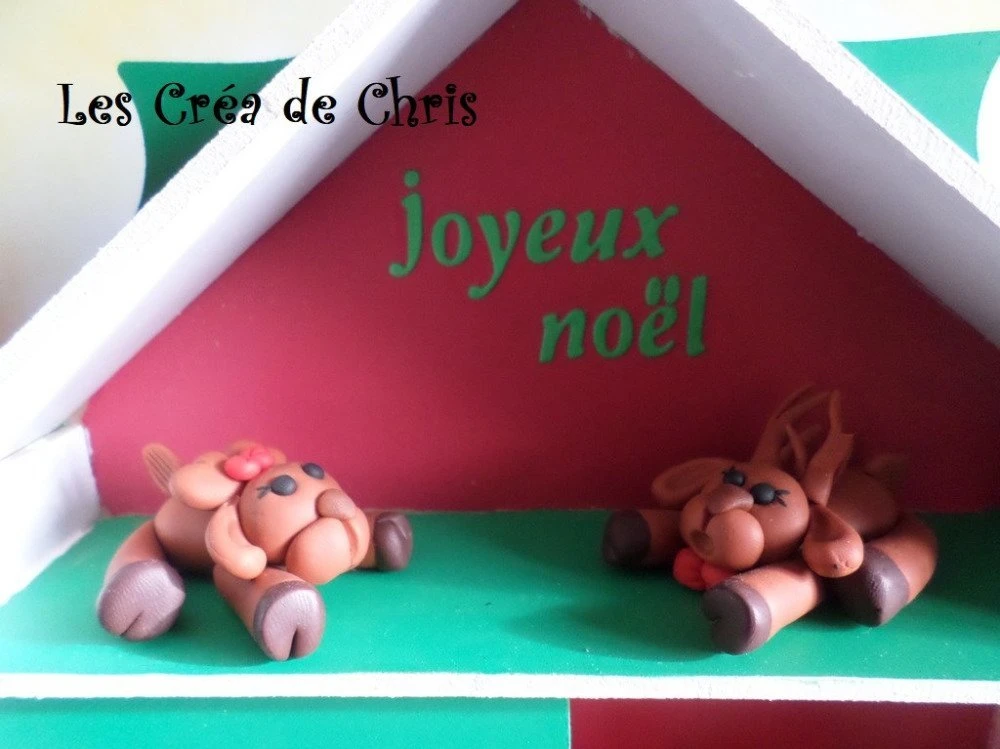 Maison En Bois Avec Décorations De Noël Et Son Bébé En Fimo. 2 Maison En Bois Avec Décorations De Noël Et Son Bébé En Fimo. – Image 2