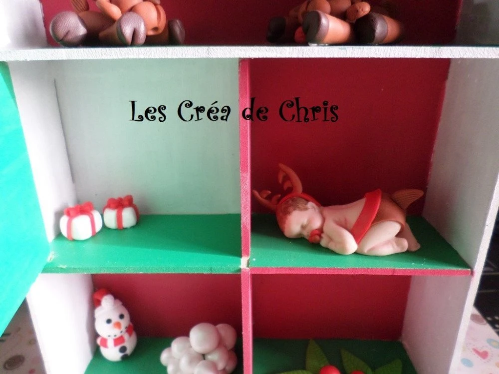 Maison En Bois Avec Décorations De Noël Et Son Bébé En Fimo. 3 Maison En Bois Avec Décorations De Noël Et Son Bébé En Fimo. – Image 3