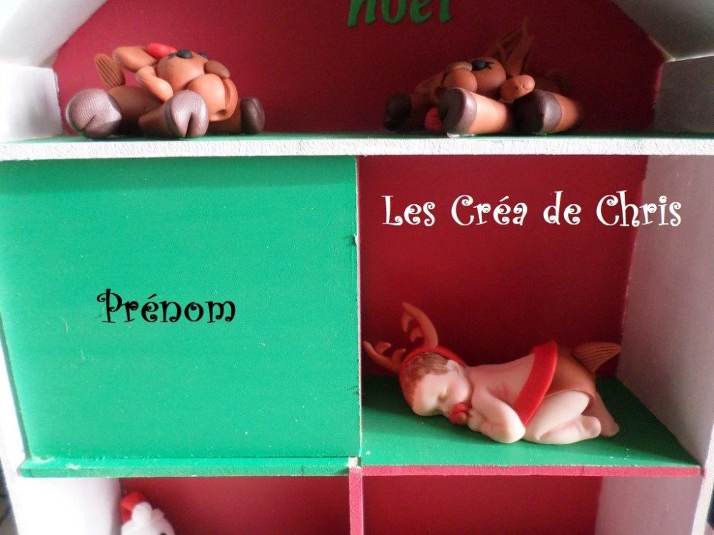 Maison En Bois Avec Décorations De Noël Et Son Bébé En Fimo. 4 Maison En Bois Avec Décorations De Noël Et Son Bébé En Fimo. – Image 4