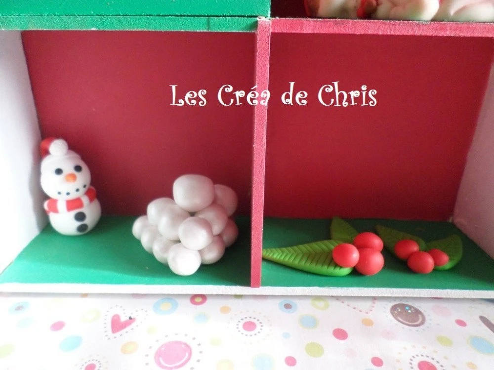 Maison En Bois Avec Décorations De Noël Et Son Bébé En Fimo. 5 Maison En Bois Avec Décorations De Noël Et Son Bébé En Fimo. – Image 5