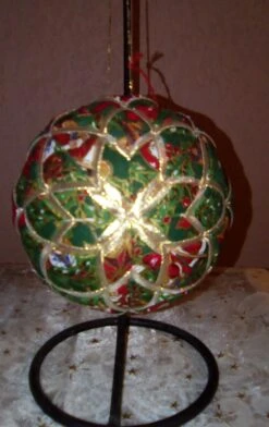 Boule De Noël Rosace En Coton Patch Vert Rouge Blanc Or Et Lamé Or 11 Cm De Diamètre Fait Main