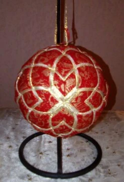 Boule De Noël Rosace En Coton Patch Rouge Dessin De Noël Or Et Lamé Or 11 Cm De Diamétre Fait Main