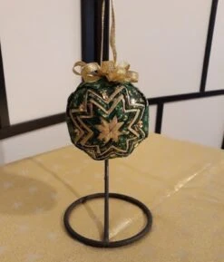 Boule De Noël " Etoile De Noël " Coton Patch Vert Et Or Et Papier Plastique Lamé Or 9 Cm De Diamètre Fait Main -Papeterie Boutique 2355364 boule de noel etoile de noel coton patch vert et or et 3