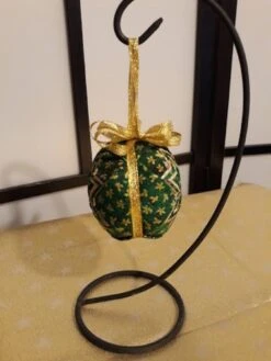 Boule De Noël " Etoile De Noël " Coton Patch Vert Et Or Et Papier Plastique Lamé Or 9 Cm De Diamètre Fait Main -Papeterie Boutique 2355364 boule de noel etoile de noel coton patch vert et or et 4