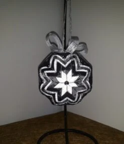 Boule De Noël " Etoile De Noël " Taffetas Gris Paillette Argent Et Papier Plastique Lamé Argent 9 Cm De Diamètre Fait Main