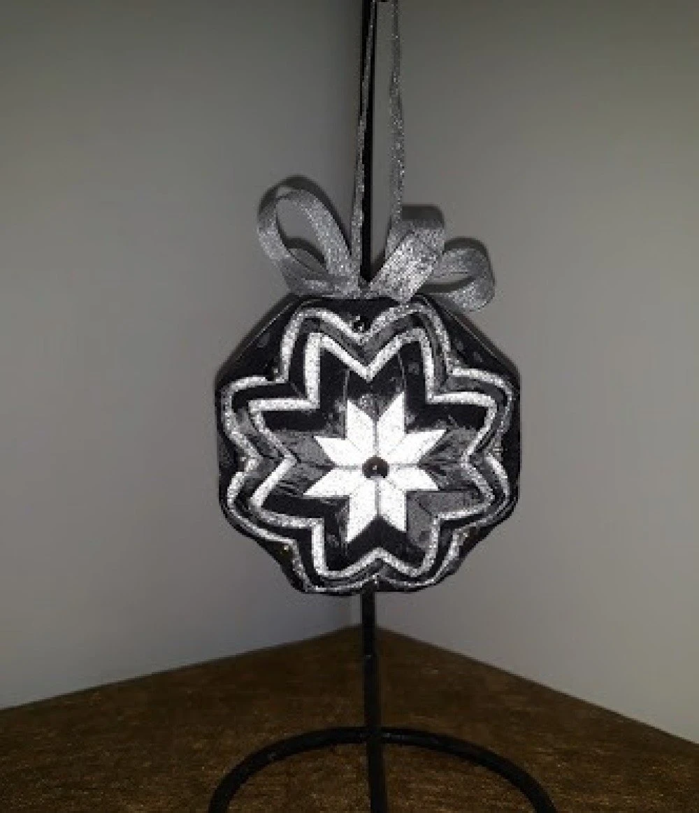 Boule De Noël " Etoile De Noël " Taffetas Gris Paillette Argent Et Papier Plastique Lamé Argent 9 Cm De Diamètre Fait Main 1 Boule De Noël " Etoile De Noël " Taffetas Gris Paillette Argent Et Papier Plastique Lamé Argent 9 Cm De Diamètre Fait Main