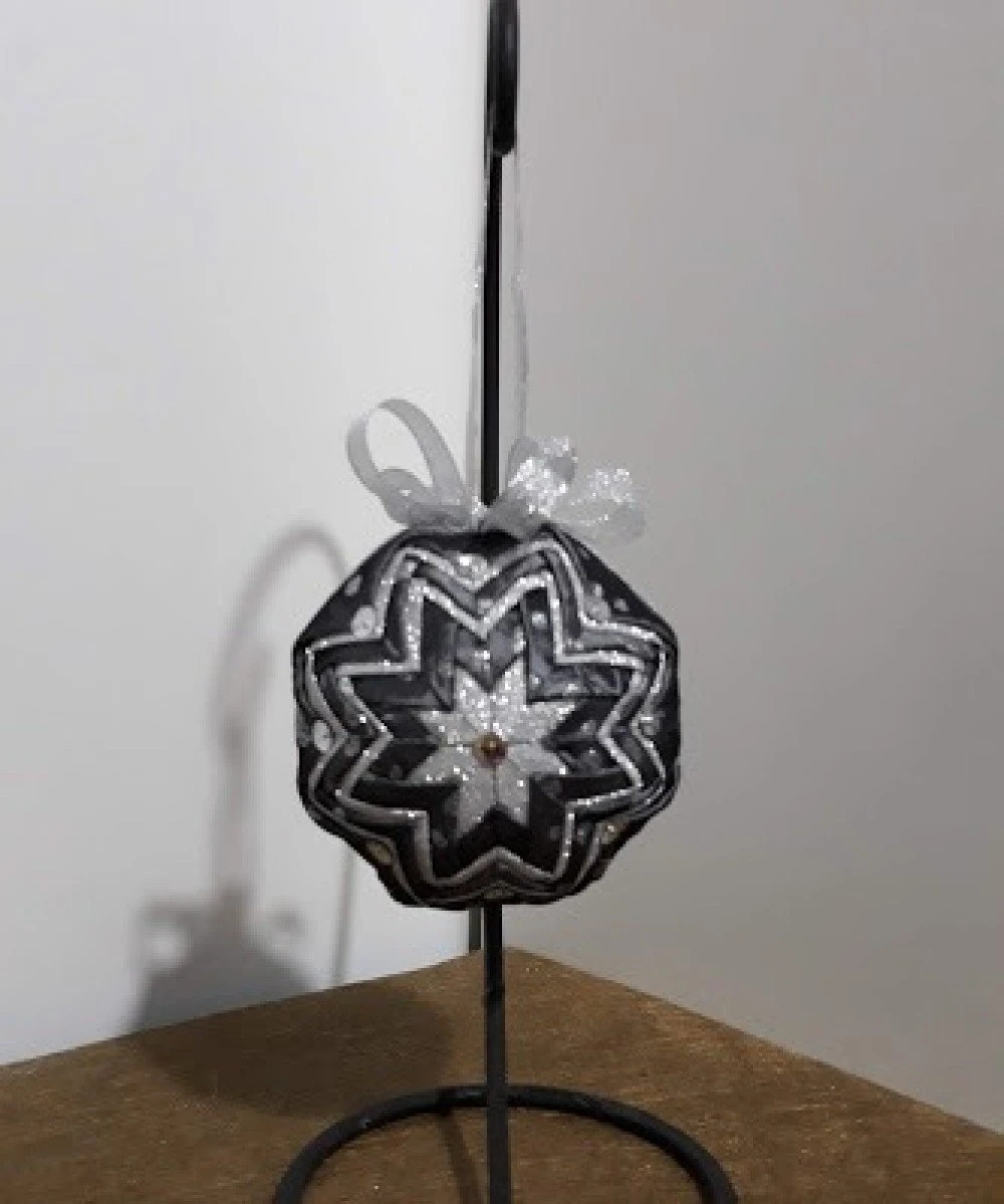 Boule De Noël " Etoile De Noël " Taffetas Gris Paillette Argent Et Papier Plastique Lamé Argent 9 Cm De Diamètre Fait Main 2 Boule De Noël " Etoile De Noël " Taffetas Gris Paillette Argent Et Papier Plastique Lamé Argent 9 Cm De Diamètre Fait Main – Image 2