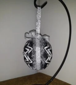 Boule De Noël " Etoile De Noël " Taffetas Gris Paillette Argent Et Papier Plastique Lamé Argent 9 Cm De Diamètre Fait Main 5 Boule De Noël " Etoile De Noël " Taffetas Gris Paillette Argent Et Papier Plastique Lamé Argent 9 Cm De Diamètre Fait Main -Papeterie Boutique 2400278 boule de noel etoile de noel taffetas gris paillette 3