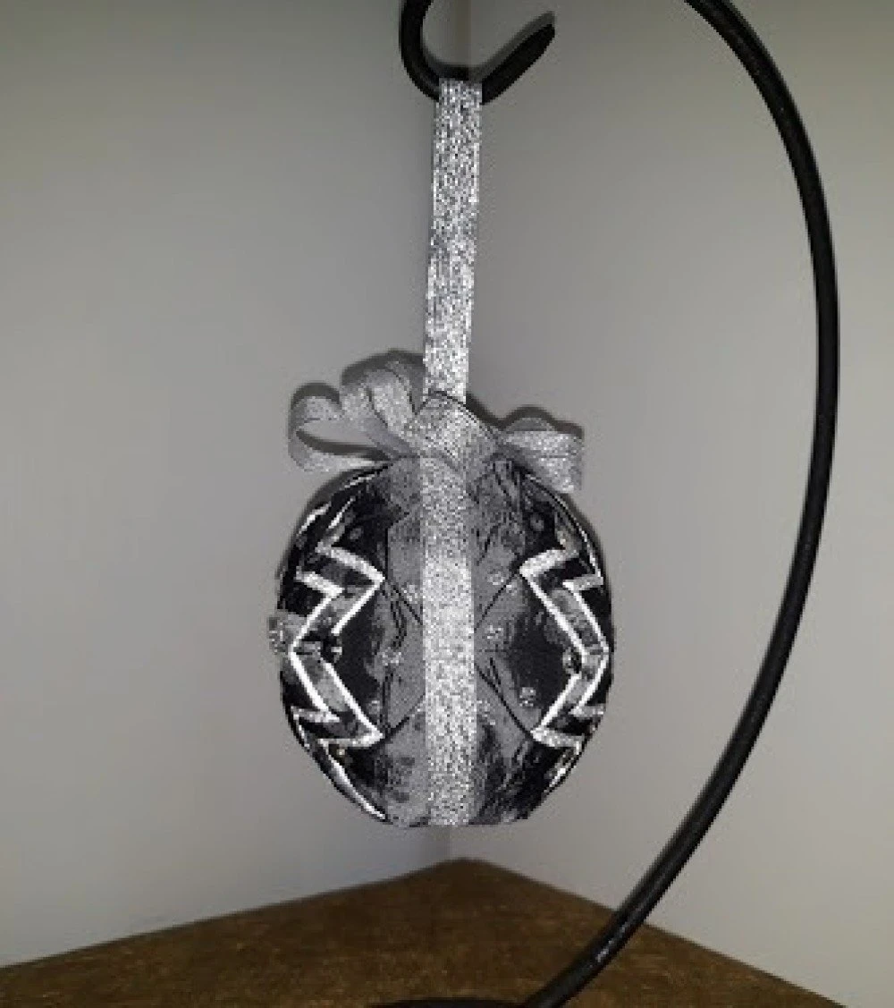 Boule De Noël " Etoile De Noël " Taffetas Gris Paillette Argent Et Papier Plastique Lamé Argent 9 Cm De Diamètre Fait Main 3 Boule De Noël " Etoile De Noël " Taffetas Gris Paillette Argent Et Papier Plastique Lamé Argent 9 Cm De Diamètre Fait Main – Image 3