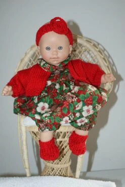 Vêtement Pour Poupée Thème Noël Robe Tons Rouges Et Verts Imprimée Fleurs Et Houx