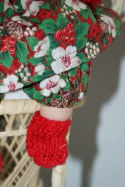 Vêtement Pour Poupée Thème Noël Robe Tons Rouges Et Verts Imprimée Fleurs Et Houx -Papeterie Boutique 2812340 vetement pour poupee theme noel robe tons rouges et vert 4