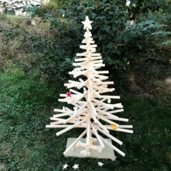 Sapin De Noël En Bois Naturel. Pied Carré,hauteur,800 Mm (31 1/2 In). Largeur, 600 Mm (23 5⁄8 In). Tasseaux De Bois