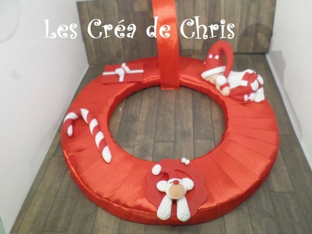 Bébé Garçon De Noël Sur Sa Couronne En Tissu Satin Rouge. 1 Bébé Garçon De Noël Sur Sa Couronne En Tissu Satin Rouge.