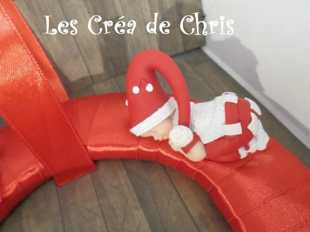 Bébé Garçon De Noël Sur Sa Couronne En Tissu Satin Rouge. 2 Bébé Garçon De Noël Sur Sa Couronne En Tissu Satin Rouge. – Image 2