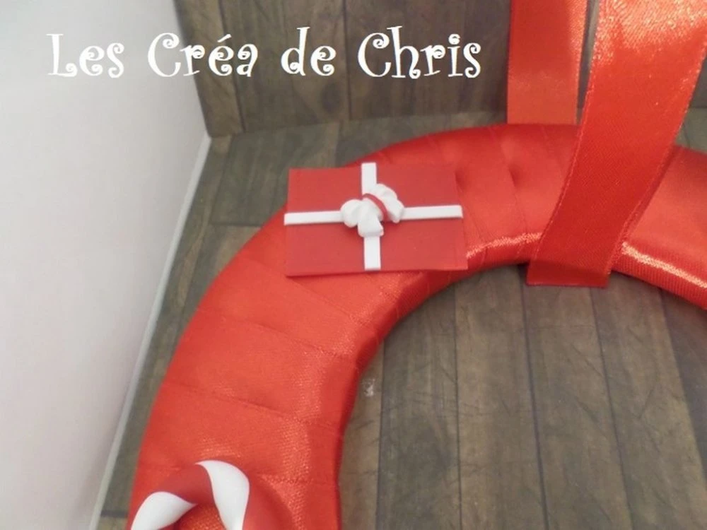 Bébé Garçon De Noël Sur Sa Couronne En Tissu Satin Rouge. 3 Bébé Garçon De Noël Sur Sa Couronne En Tissu Satin Rouge. – Image 3