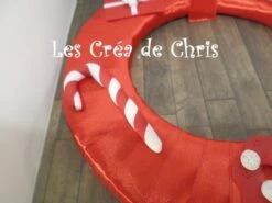 Bébé Garçon De Noël Sur Sa Couronne En Tissu Satin Rouge. 8 Bébé Garçon De Noël Sur Sa Couronne En Tissu Satin Rouge. -Papeterie Boutique 2878335 plaque a accrocher avec son bebe fille body 4