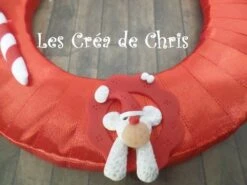 Bébé Garçon De Noël Sur Sa Couronne En Tissu Satin Rouge. 9 Bébé Garçon De Noël Sur Sa Couronne En Tissu Satin Rouge. -Papeterie Boutique 2878335 plaque a accrocher avec son bebe fille body 5