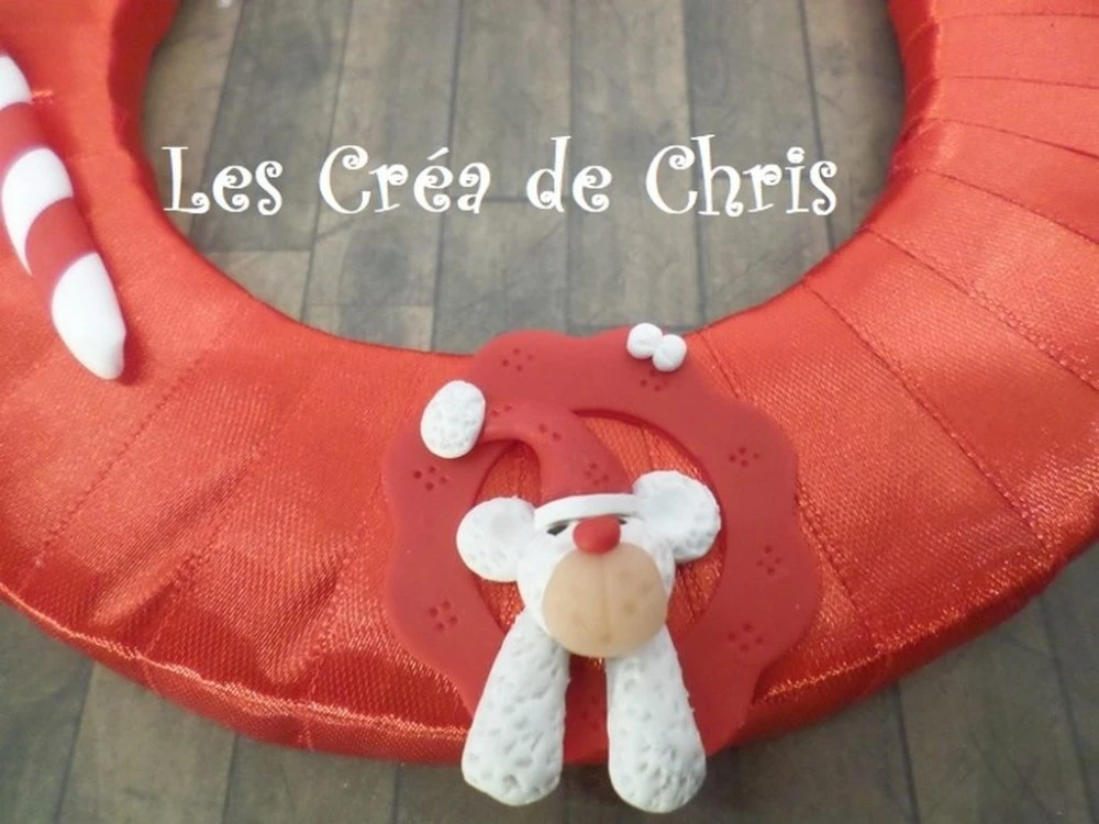Bébé Garçon De Noël Sur Sa Couronne En Tissu Satin Rouge. 5 Bébé Garçon De Noël Sur Sa Couronne En Tissu Satin Rouge. – Image 5