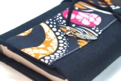 Protège Livre Poche Tissu Wax Et Lin Bleu Marine, Couverture De Livre Avec Lien, Protège Carnet, Agenda, Grand Format, Cadeau Noël Femme -Papeterie Boutique 2891784 protege livre de poche lin bleu marine tissu fleuri couver 5