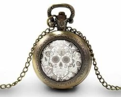 Montre à Gousset, Sautoir Illustré -crùne Noir Et Blanc-, Cadeau De Noël Femme - Anniversaire Femme - Saint Valentin - Bronze (ref.62)