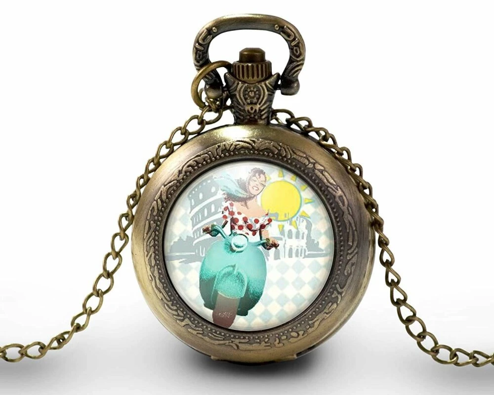 Montre à Gousset, Sautoir Illustré -la Dolce Vita-, Cadeau De Noël Femme - Anniversaire Femme - Saint Valentin - Bronze (ref.64) 2 Montre à Gousset, Sautoir Illustré -la Dolce Vita-, Cadeau De Noël Femme - Anniversaire Femme - Saint Valentin - Bronze (ref.64) – Image 2