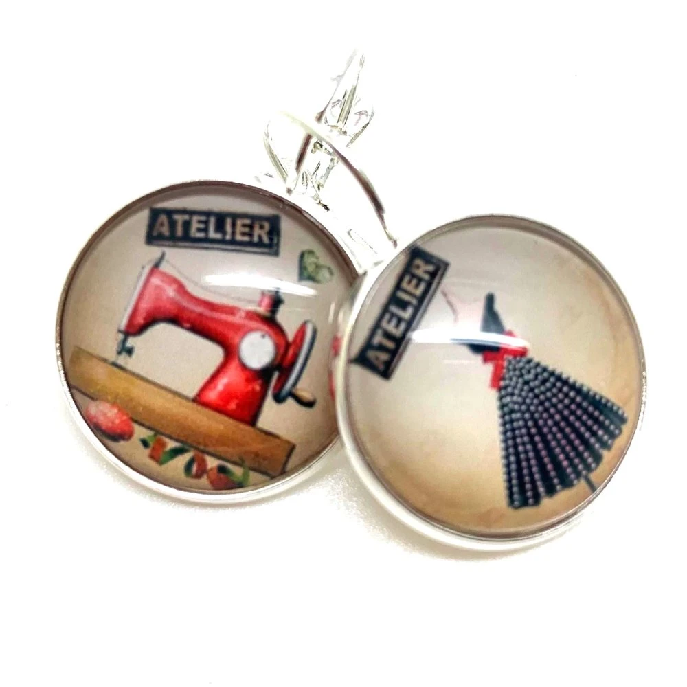 Boucles D'oreilles Robe Cabochon -l'atelier De Couture- Cadeau De Noël Femme - Anniversaire Femme - Saint Valentin-argent Antique(ref.26a) 1 Boucles D'oreilles Robe Cabochon -l'atelier De Couture- Cadeau De Noël Femme - Anniversaire Femme - Saint Valentin-argent Antique(ref.26a)