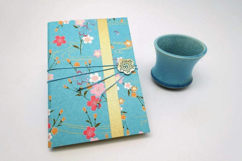 Carnet D'écriture Papier Japonais, Journal Intime à Fermoir, Cahier Bleu Turquoise Fleur Sakura, Cadeau Noël Pour Elle, Carnet Voyage Japon 3 Carnet D'écriture Papier Japonais, Journal Intime à Fermoir, Cahier Bleu Turquoise Fleur Sakura, Cadeau Noël Pour Elle, Carnet Voyage Japon – Image 3