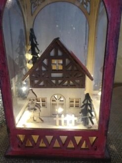 Lanterne En Bois Et Son Village De Noël Illuminé -Papeterie Boutique 3465667 lanterne en bois et son village de noel illumine 4