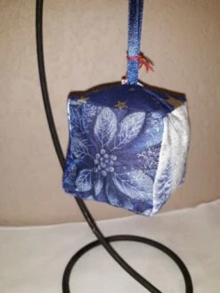 Boule Carrée Lot De 3 Brodée Main 6x6 "ange Vert, Bordeaux, Bleu " Et Tissu Spécial Patch Noël Fait Main -Papeterie Boutique 3538337 boule de noel carree brodee main 6x6 ange vert emeraude 3