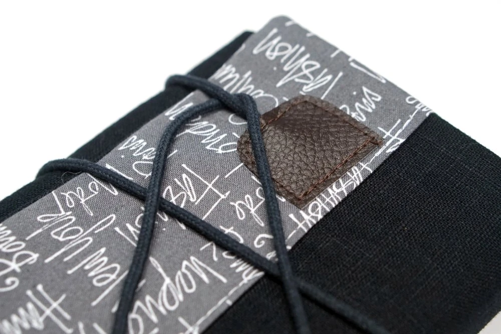 Protège Livre Poche En Lin Avec Fermeture Lanière, Couverture Livre Originale Bleu Marine, Cadeau Femme, Anniversaire, Noël 2 Protège Livre Poche En Lin Avec Fermeture Lanière, Couverture Livre Originale Bleu Marine, Cadeau Femme, Anniversaire, Noël – Image 2