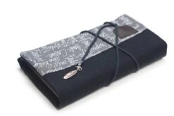 Protège Livre Poche En Lin Avec Fermeture Lanière, Couverture Livre Originale Bleu Marine, Cadeau Femme, Anniversaire, Noël 8 Protège Livre Poche En Lin Avec Fermeture Lanière, Couverture Livre Originale Bleu Marine, Cadeau Femme, Anniversaire, Noël -Papeterie Boutique 3695469 etui pour livre de poche adaptable lin gris tissu motif sc 2