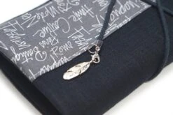 Protège Livre Poche En Lin Avec Fermeture Lanière, Couverture Livre Originale Bleu Marine, Cadeau Femme, Anniversaire, Noël 9 Protège Livre Poche En Lin Avec Fermeture Lanière, Couverture Livre Originale Bleu Marine, Cadeau Femme, Anniversaire, Noël -Papeterie Boutique 3695469 etui pour livre de poche adaptable lin gris tissu motif sc 4